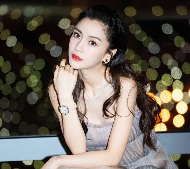 angelababy這次丟臉丟到國外，隱瞞這麼多年被揭穿，讓黃曉明太難堪