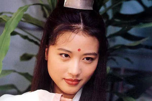 52歲周海媚中年危機？臉依然年輕，穿的像18歲但身材卻如大媽