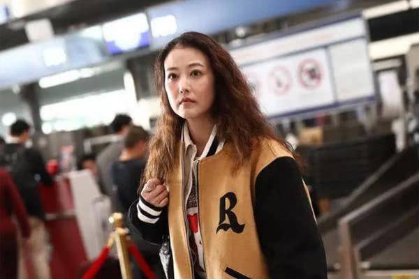 52歲周海媚中年危機？臉依然年輕，穿的像18歲但身材卻如大媽