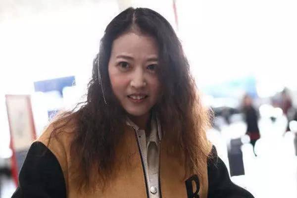 52歲周海媚中年危機？臉依然年輕，穿的像18歲但身材卻如大媽