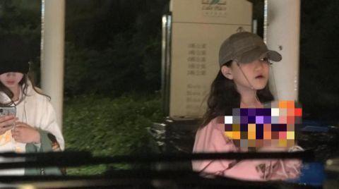 上個月有傳言指謝霆鋒戀上楊冪拋棄王菲，謝霆鋒得知後爆粗口「痴線」回應