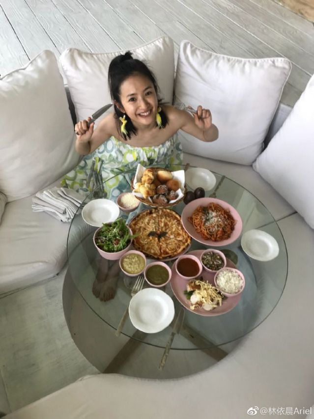 撒糖預警！女神林依晨宣告停工「積極做人」！罕見曬「老公正面照」，「站身後一個Move」甜爆！