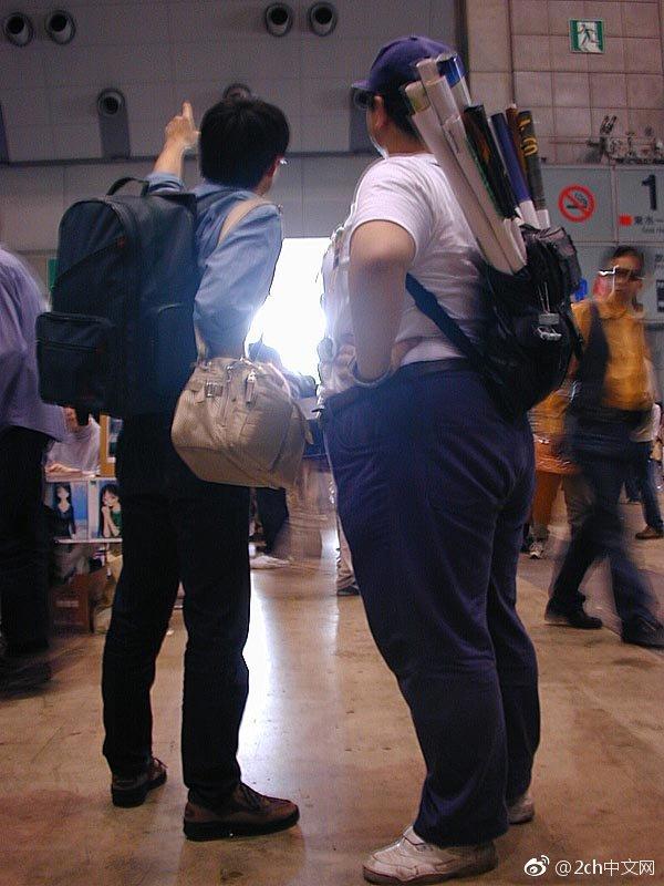 日本網友：當年那張著名的日本宅男照，正面的樣子曝光了 