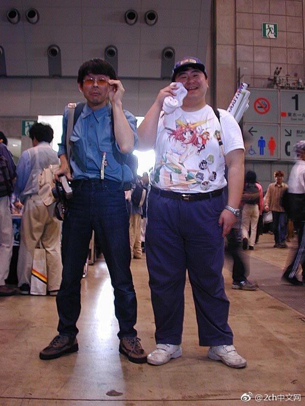 日本網友：當年那張著名的日本宅男照，正面的樣子曝光了 
