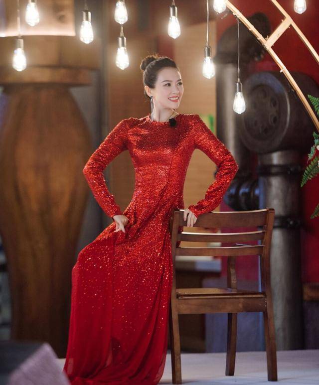 沒懷孕！章子怡穿「中國紅」長裙，腰肢纖細與汪峰共舞破懷孕傳聞