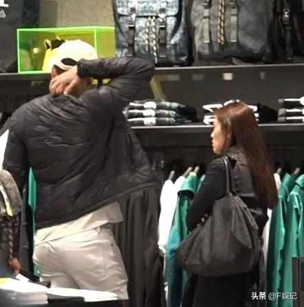 TVB男藝人因母親逝世無限期延遲婚禮，為補償帶女友去買婚戒！