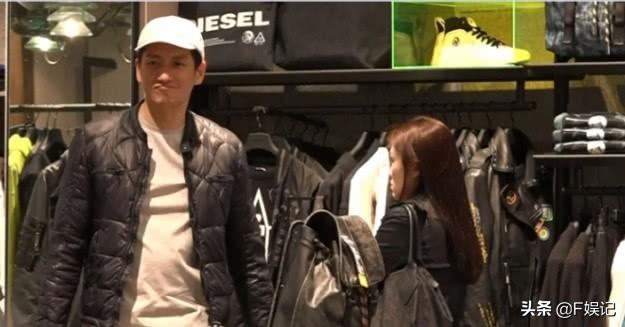 TVB男藝人因母親逝世無限期延遲婚禮，為補償帶女友去買婚戒！