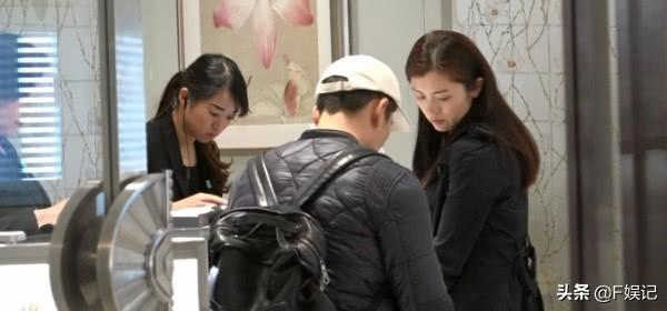 TVB男藝人因母親逝世無限期延遲婚禮，為補償帶女友去買婚戒！