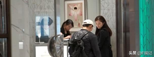TVB男藝人因母親逝世無限期延遲婚禮，為補償帶女友去買婚戒！