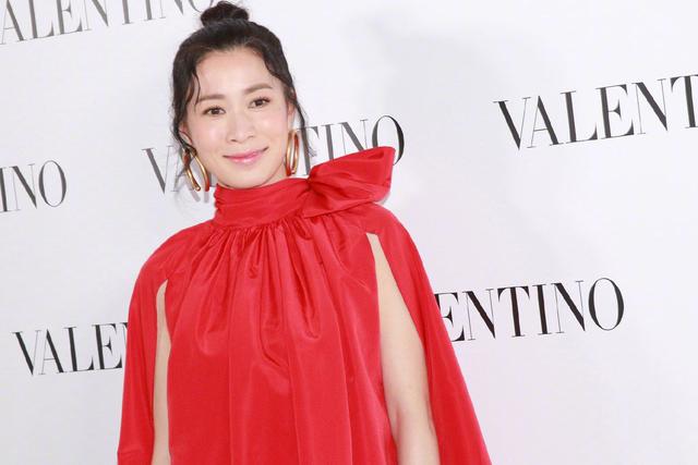 42歲舒淇與43歲佘詩曼，同梳丸子頭龍鬚劉海，明明兩人只相差一歲，卻讓人一言難盡