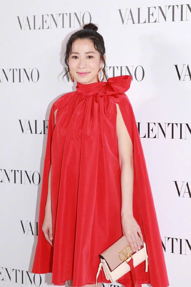 42歲舒淇與43歲佘詩曼，同梳丸子頭龍鬚劉海，明明兩人只相差一歲，卻讓人一言難盡