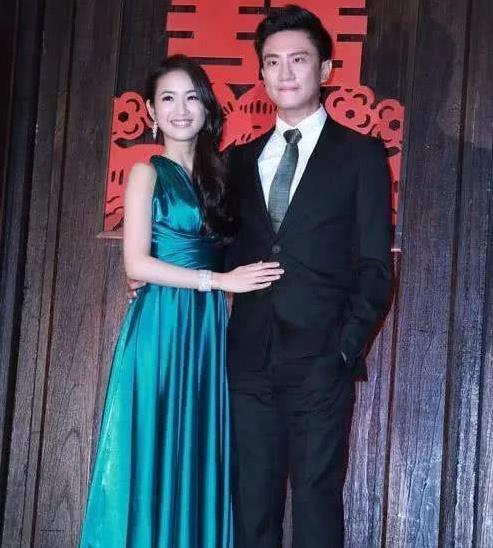 林依晨首攜夫罕正面同框，穿寬鬆衣嬌小可人很幸福，網友歎「超哥終於露臉」：幸福的婚姻，從來不需要炫耀