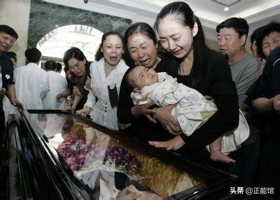 他是明星楷模傾盡所有資助孤兒，死後卻沒錢下葬，遺孀意外被砸死
