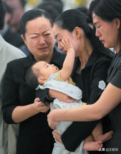 他是明星楷模傾盡所有資助孤兒，死後卻沒錢下葬，遺孀意外被砸死