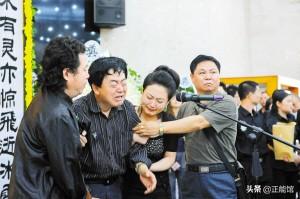 他是明星楷模傾盡所有資助孤兒，死後卻沒錢下葬，遺孀意外被砸死