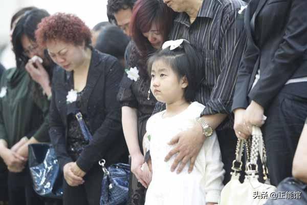 他是明星楷模傾盡所有資助孤兒，死後卻沒錢下葬，遺孀意外被砸死