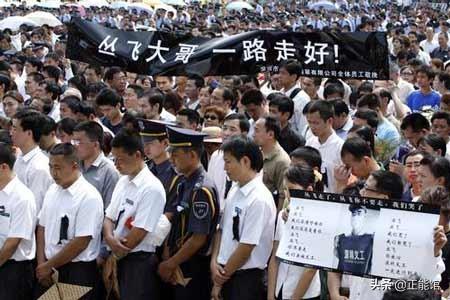 他是明星楷模傾盡所有資助孤兒，死後卻沒錢下葬，遺孀意外被砸死