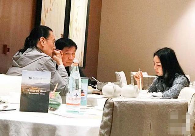 港媒報道82歲謝賢依舊精力旺盛，和神秘女子同進晚餐，疑似新女友！