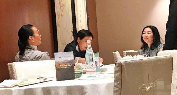 港媒報道82歲謝賢依舊精力旺盛，和神秘女子同進晚餐，疑似新女友！