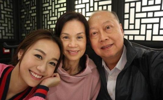 港媒起底黃心穎家族：曝父親曾出軌，母親因為沒錢只能忍氣吞聲不敢離！