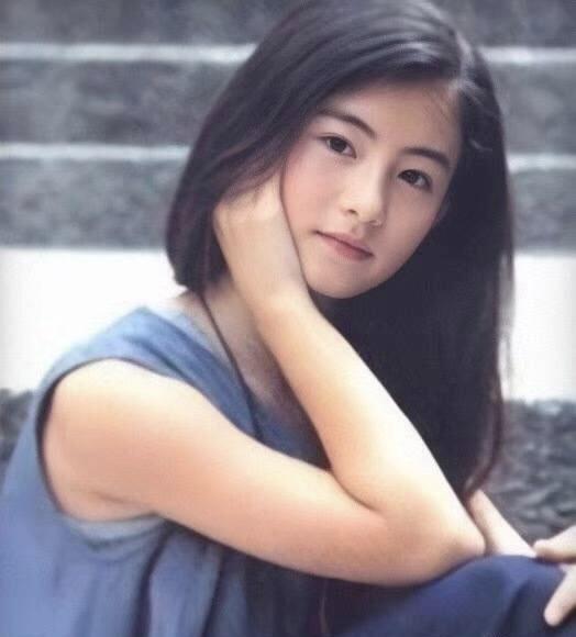 張柏芝分享三胎兒子動態，小王子長得好快，比同齡孩子大不少！