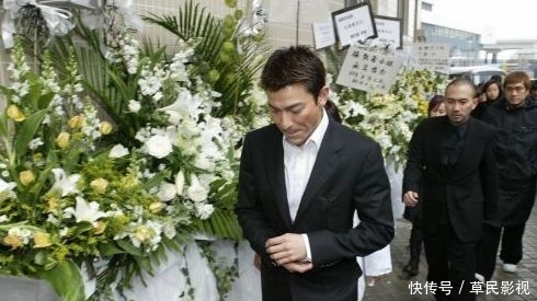 梅艷芳葬禮上成龍遲到，向華強讓他當場下跪，如今真相浮出水面！