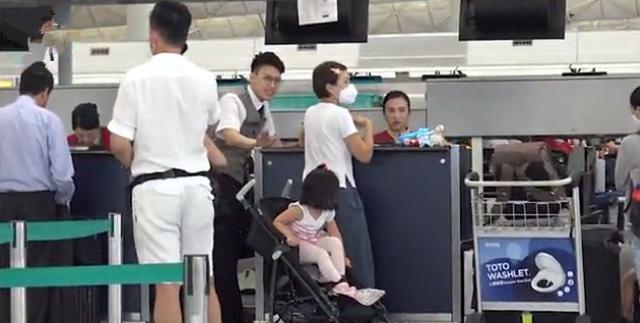 陳豪一家準備出發旅遊，去到機場因證件過期，最後只能敗興而歸!