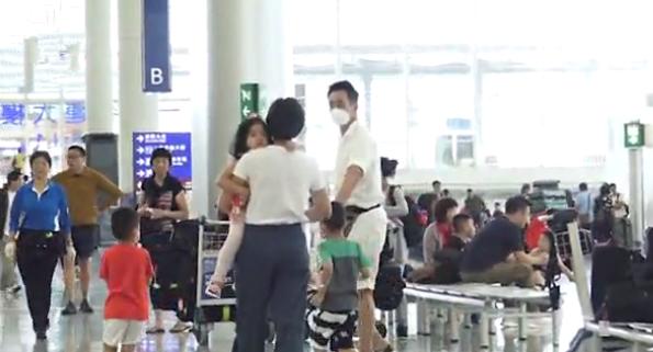 陳豪一家準備出發旅遊，去到機場因證件過期，最後只能敗興而歸!