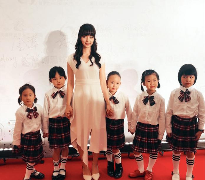「圍棋女神」黑嘉嘉同時與100位小孩尬棋藝　美貌引關注