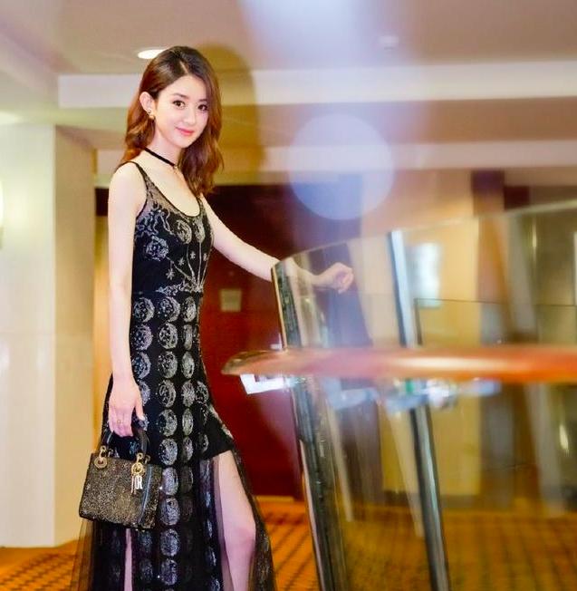 趙麗穎剛出月子就惹爭議？一個小小舉動引起千層浪，火速奔上熱搜！