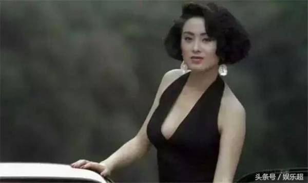 50歲張敏全家照曝光！老公竟是冷峻帥哥！三字點評周星馳太準確！