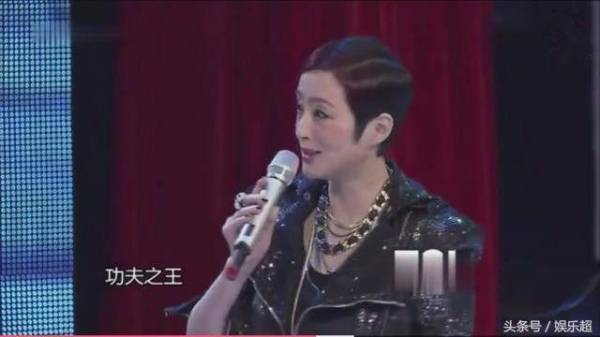 50歲張敏全家照曝光！老公竟是冷峻帥哥！三字點評周星馳太準確！