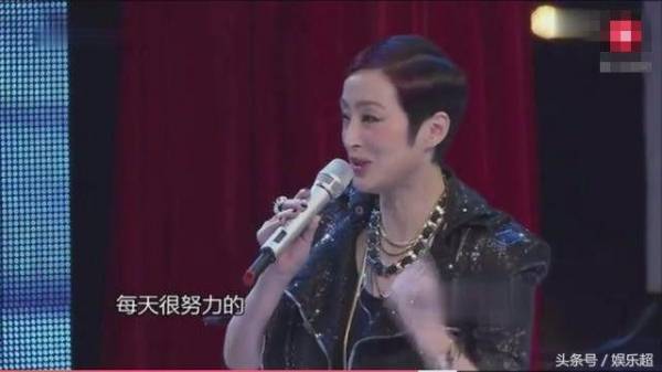 50歲張敏全家照曝光！老公竟是冷峻帥哥！三字點評周星馳太準確！