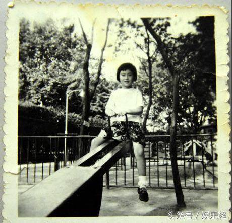 50歲張敏全家照曝光！老公竟是冷峻帥哥！三字點評周星馳太準確！