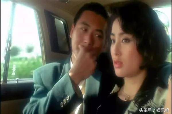 50歲張敏全家照曝光！老公竟是冷峻帥哥！三字點評周星馳太準確！