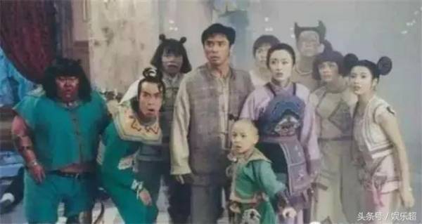 50歲張敏全家照曝光！老公竟是冷峻帥哥！三字點評周星馳太準確！