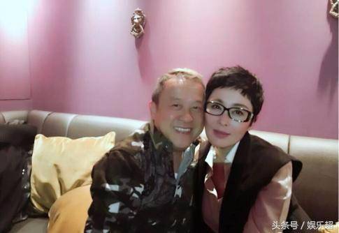 50歲張敏全家照曝光！老公竟是冷峻帥哥！三字點評周星馳太準確！