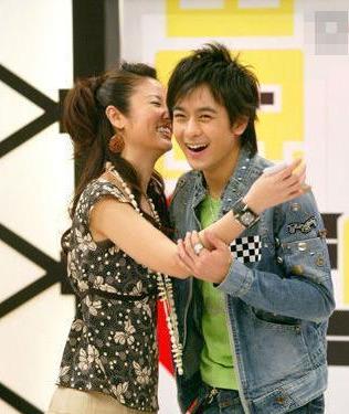 當年一言不合就提分手，43歲娶嬌妻生3子，林心如27字報仇雪恨