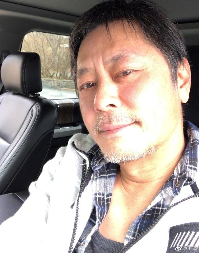王傑曬「白鬍自拍照」網友心疼：不是才56歲而已？ 他笑看衰老「皺紋是歷練」樂當老帥哥