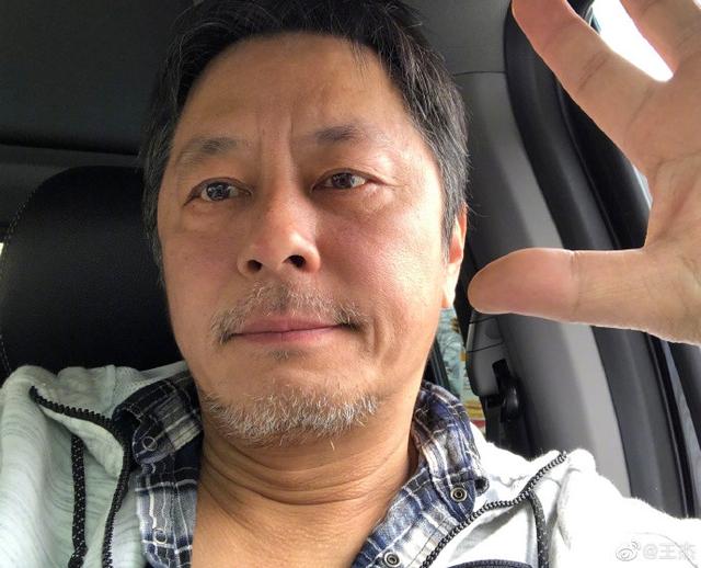王傑曬「白鬍自拍照」網友心疼：不是才56歲而已？ 他笑看衰老「皺紋是歷練」樂當老帥哥