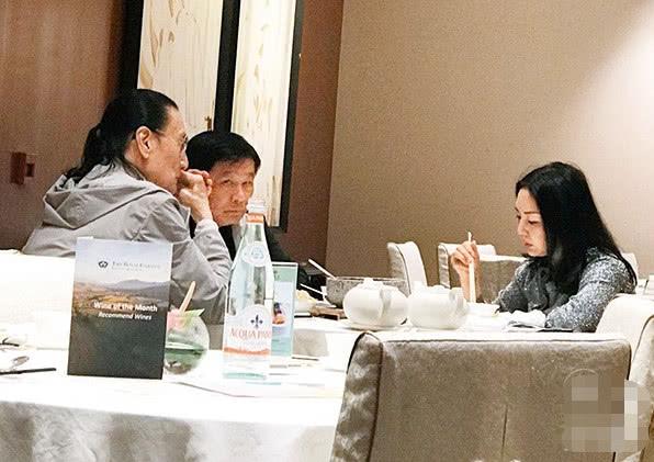 謝霆鋒爸爸不甘寂寞，港媒曝82歲謝賢密會電眼艷女