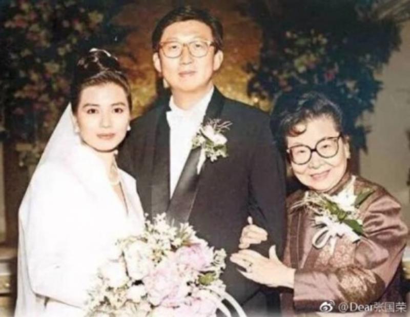 老公走後不再嫁，即將60歲的「鍾楚紅」依然風情萬種，魚尾紋不怕你瞧見，優雅老去！