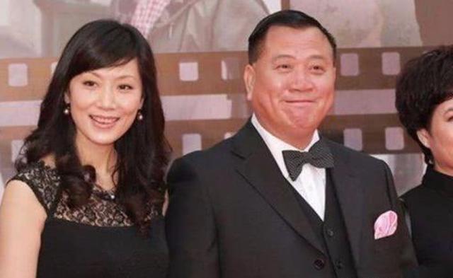 萬梓良東山再起,，29歲妻子像女兒， 兒子像一個模子出來的！