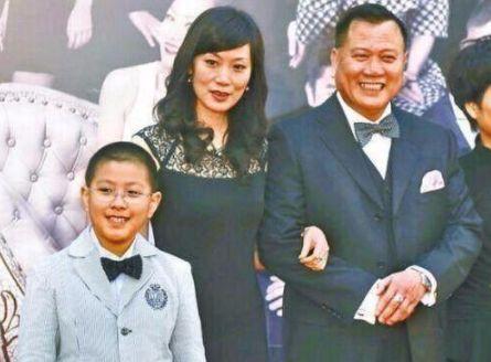 萬梓良東山再起,，29歲妻子像女兒， 兒子像一個模子出來的！