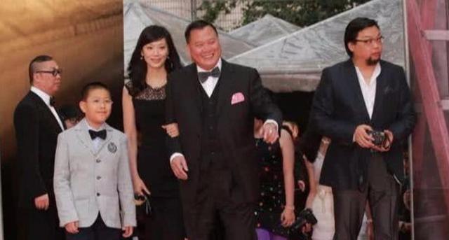 萬梓良東山再起,，29歲妻子像女兒， 兒子像一個模子出來的！