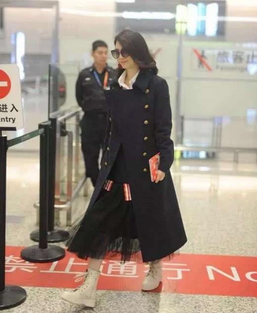 洪欣打扮精緻現身商演，唱鄭秀文的情歌有深意？右手婚戒也不見了！