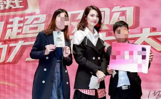洪欣打扮精緻現身商演，唱鄭秀文的情歌有深意？右手婚戒也不見了！