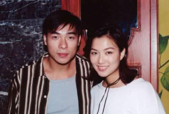 洪欣打扮精緻現身商演，唱鄭秀文的情歌有深意？右手婚戒也不見了！