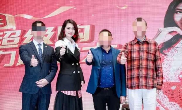 洪欣打扮精緻現身商演，唱鄭秀文的情歌有深意？右手婚戒也不見了！