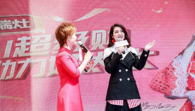 洪欣打扮精緻現身商演，唱鄭秀文的情歌有深意？右手婚戒也不見了！